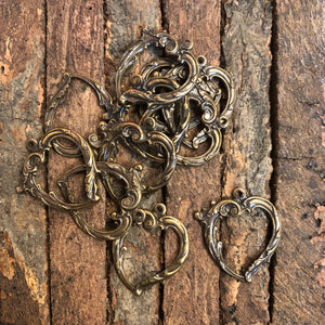 "Small Victorian Heart" Antique Brass Pendant (24mm x 27mm)